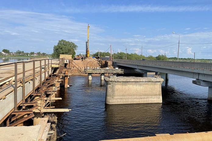 До конца лета будет действовать реверс на мосту через Малый Волховец на подъезде к Великому Новгороду