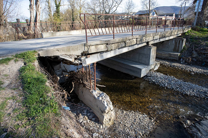 Мэр Анапы поручил отремонтировать мост через реку Сукко