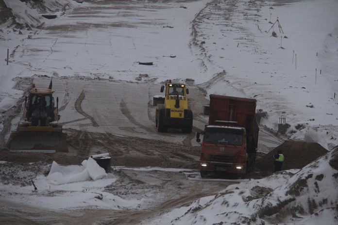 Земляные работы идут на участке строительства Восточного проезда в Нижневартовске