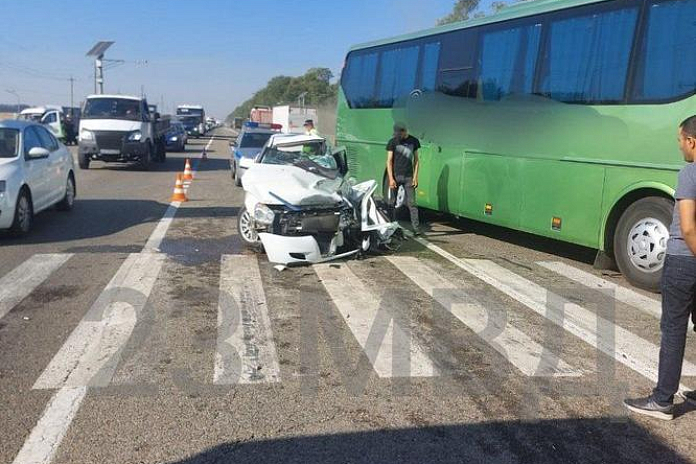 В ДТП с автобусом и легковушками на Кубани погиб человек