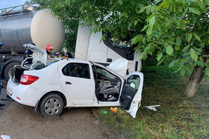 Водитель легковушки погиб в ДТП с молоковозом на Кубани