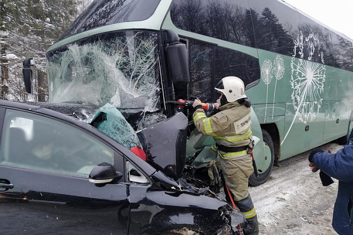 Две женщины погибли в аварии с автобусом и легковушкой в Удмуртии