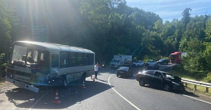 Автобус попал в аварию на трассе А-147 Джубга – Сочи на Кубани