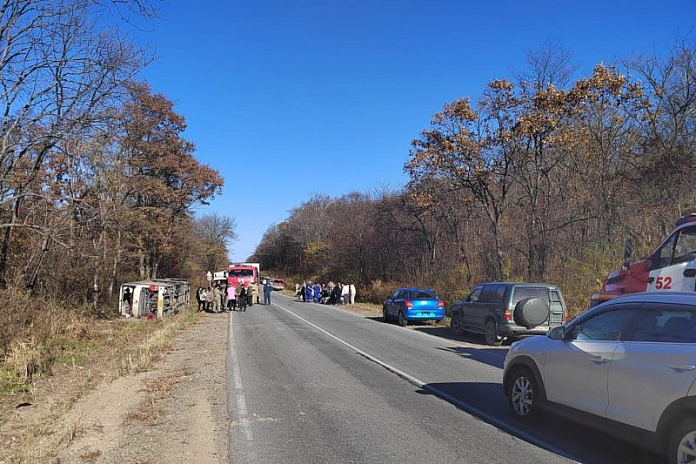 Туристический автобус опрокинулся с трассы в Приморье: двое погибли, 20 человек пострадали