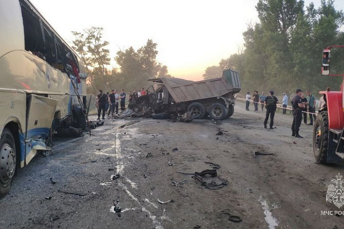 Среди погибших в аварии с автобусом, легковушкой и грузовиком в Дагестане двое детей