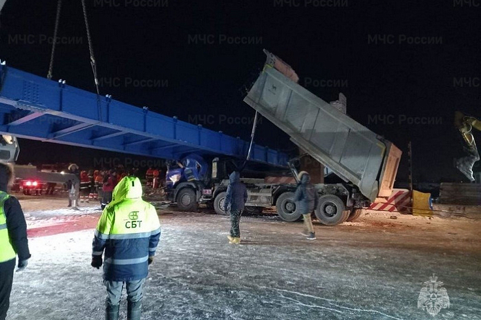 На трассе М-5 Урал в Башкирии грузовик поднятым кузовом частично обрушил пешеходный мост 