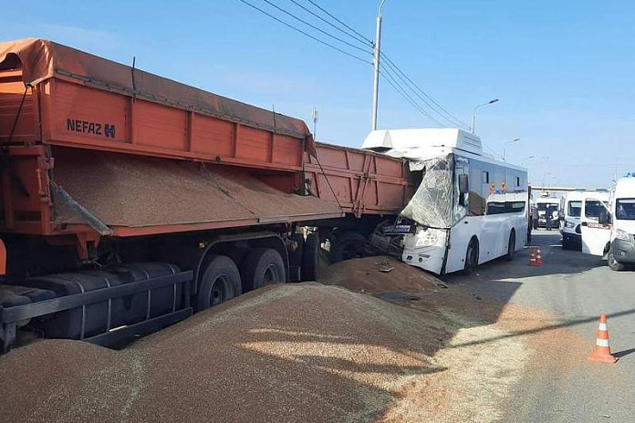 В ДТП с автобусом и грузовиком в Крыму погибли пять человек