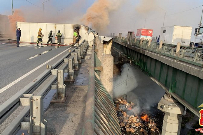 Фура врезалась в ограждение путепровода в Петербурге: водителя выбросило из кабины, тягач опрокинулся на ж/д пути