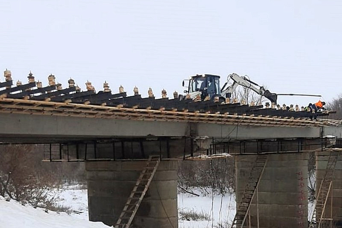Армирование и бетонирование межбалочных швов ведут в Самарской области на мосту через реку Чапаевка