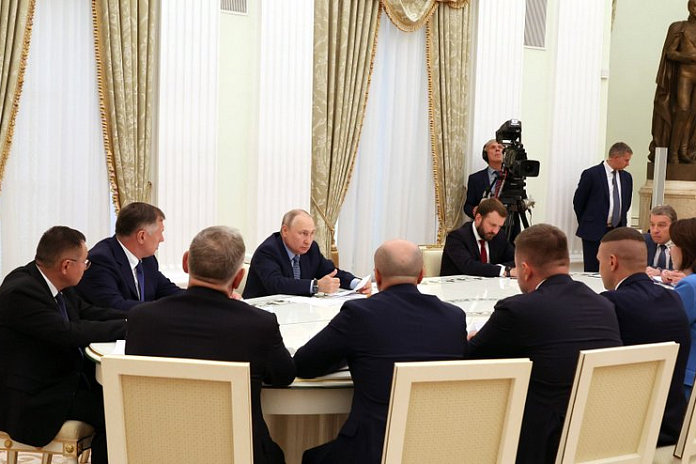 Строительство дорог и мостов обсудили на совещании в Кремле