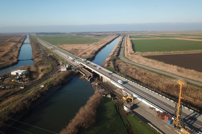 На трассе А-289 в Краснодарском крае капитально ремонтируют мост через канал ПАОС