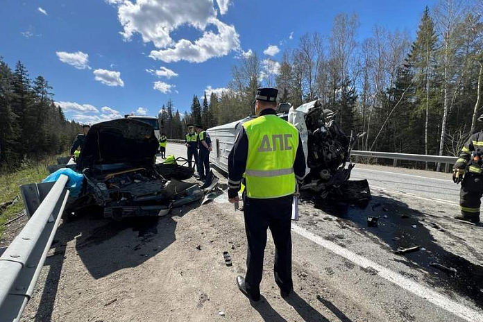 Двое погибли в утреннем ДТП с легковушкой, автобусом и грузовиком в Свердловской области
