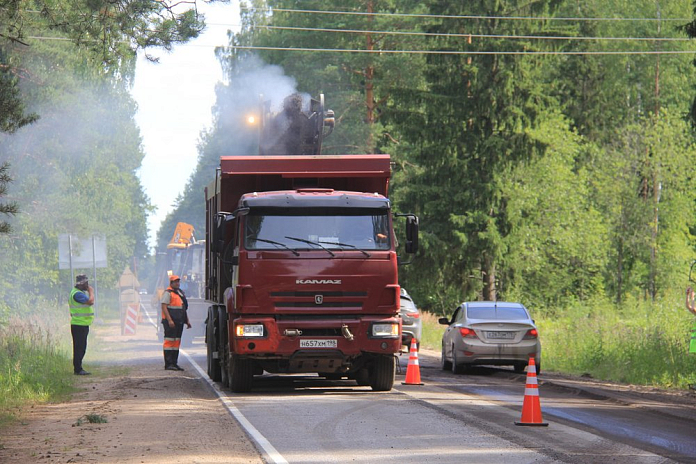 На дороге до Иверского монастыря в Новгородской области фрезеруют старый асфальт