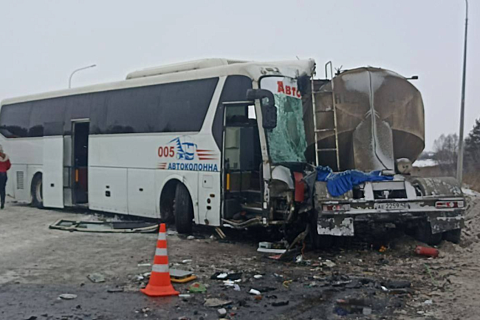 Двое погибли, четверо пострадали в Новокузнецке в ДТП со служебным автобусом