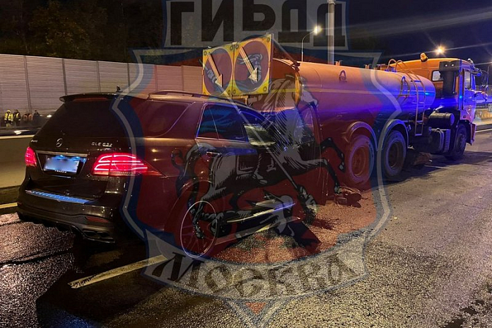 Водитель иномарки погиб в ДТП с грузовиком на МКАД в Москве