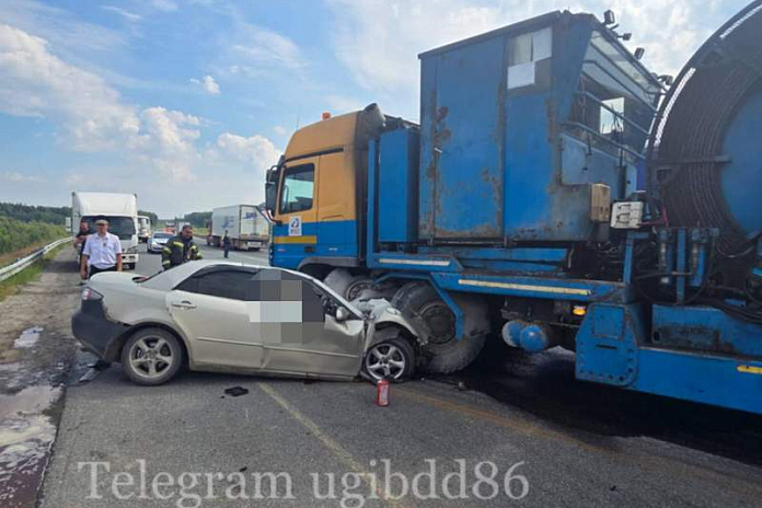Двое погибли в ДТП с иномаркой и грузовиком на трассе Р-404 в Югре