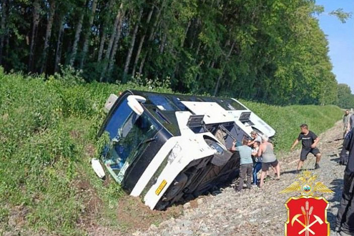 Рейсовый автобус опрокинулся с трассы Р-255 Сибирь в Кузбассе