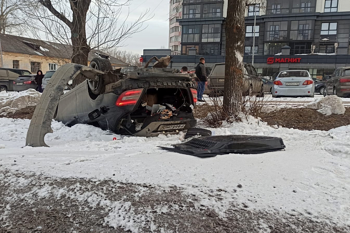 Два человека погибли в утреннем ДТП с легковушкой и автобусом в Кирове