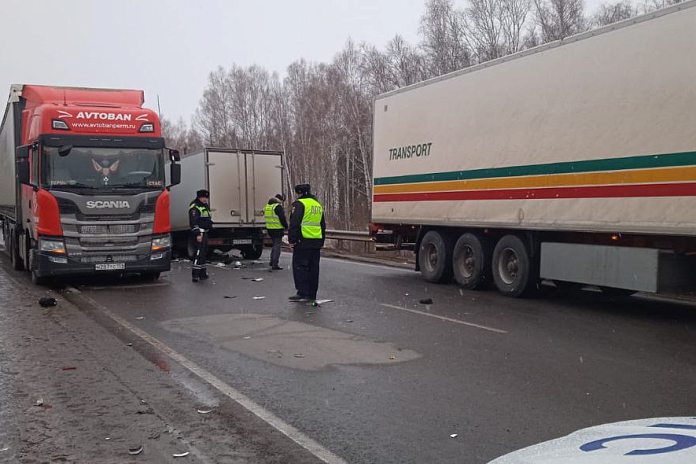 Двое погибли в тройной аварии на трассе Р-255 Сибирь в Красноярском крае
