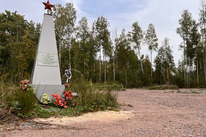 Федеральные дорожники благоустроили территорию у воинского захоронения в Ленобласти