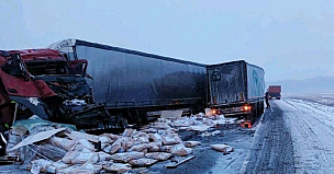 В аварии с фурами на трассе Р-255 Сибирь в Красноярском крае погиб человек