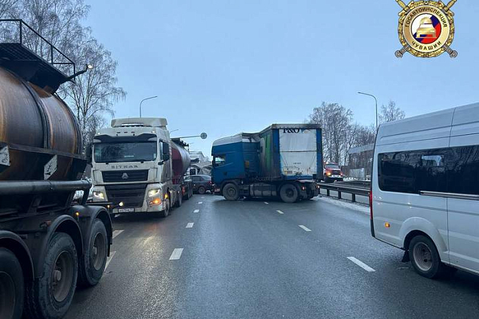 Восемь автомобилей попали в аварию в районе пересечения трасс А-151 и М-7 Волга в Чувашии