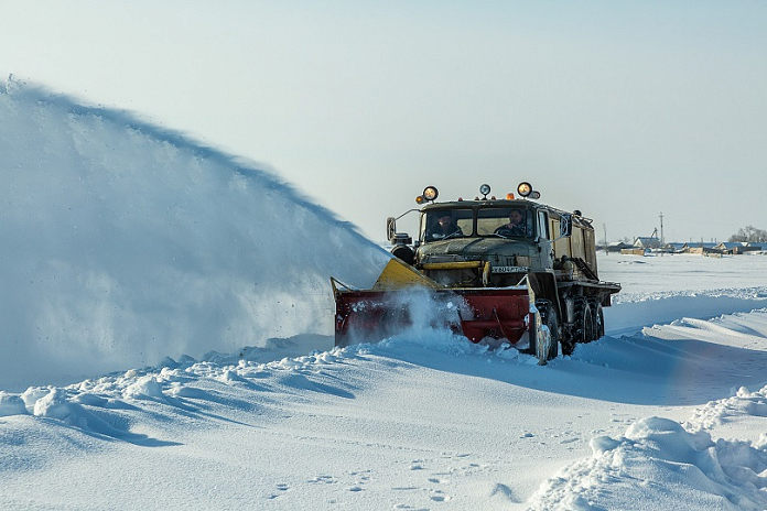 В снегопад федеральные трассы на Кубани и в Адыгее расчищает почти 130 единиц техники