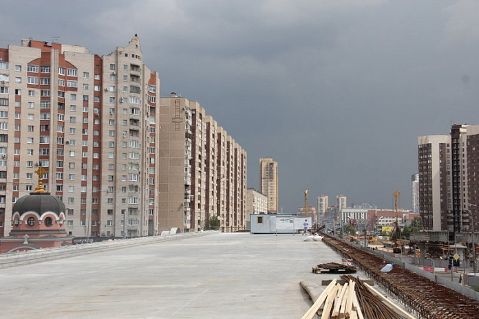 Завершен монтаж двух балок путепровода через улицу Ленсовета в Петербурге