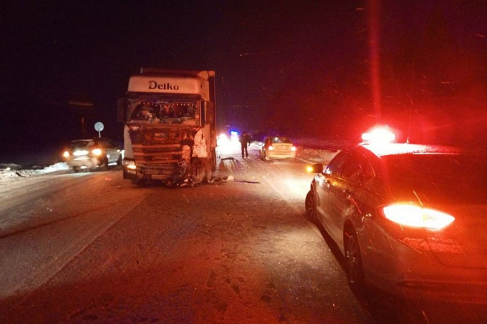 Двое погибли в ночной аварии с легковушкой и фурой на трассе Р-402 в Тюменской области