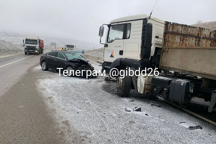 На трассе А-157 в Кисловодске за утро в ДТП попали 20 легковушек и один грузовик
