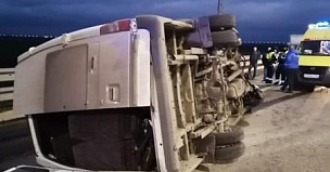 Микроавтобус попал в аварию на трассе М-4 Дон в Ростовской области: есть пострадавшие