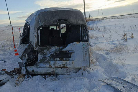 Четыре человека пострадали в аварии с микроавтобусом на трассе Р-402 в Тюменской области