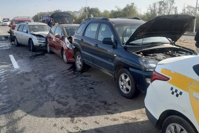 Шесть машин попали в аварию на трассе М-4 Дон в Ростовской области