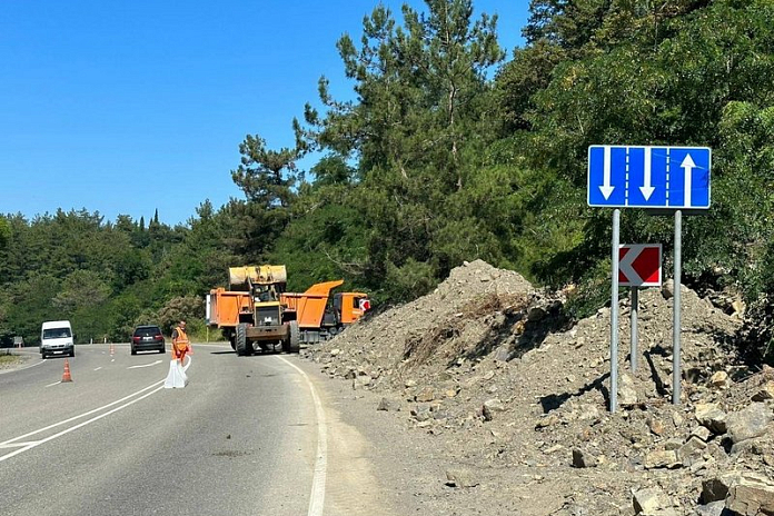 Федеральные дорожники продолжают уборку грунта и упавших деревьев в Туапсинском районе Кубани