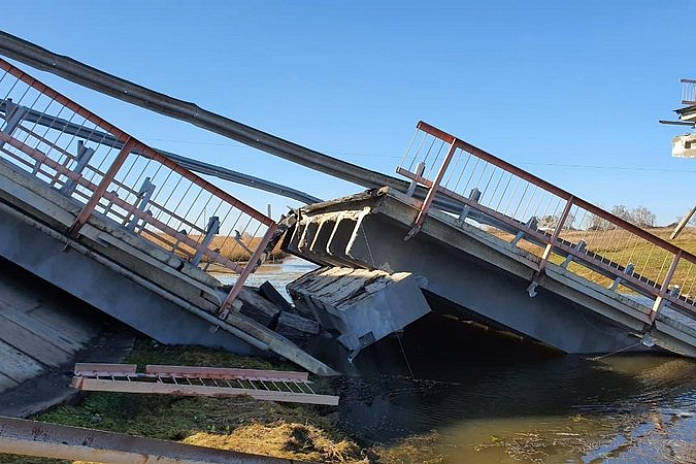 Рухнувший мост в Новосибирской области готовят к срочному восстановлению