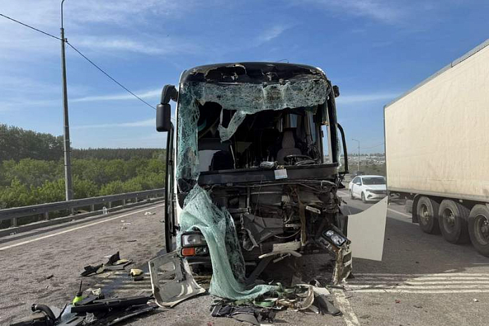 В аварии с автобусом на трассе М-4 Дон в Воронежской области пострадали 14 человек