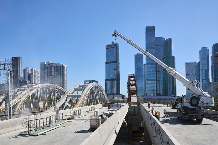 На мосту на Северном дублере Кутузовского проспекта в Москве смонтировали архитектурно-художественную подсветку