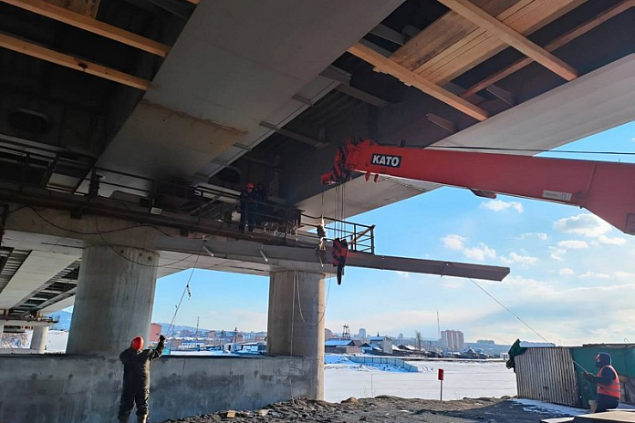 Трапы смотрового хода начали монтировать на Третьем мосту в Улан-Удэ