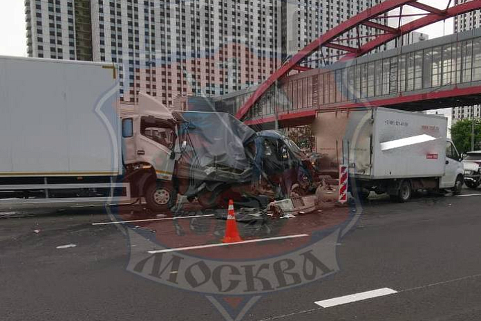 Госавтоинспекция Москвы опубликовала фото с места массового ДТП