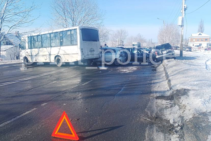 Автобус попал в массовое ДТП в Приморье: есть пострадавшие