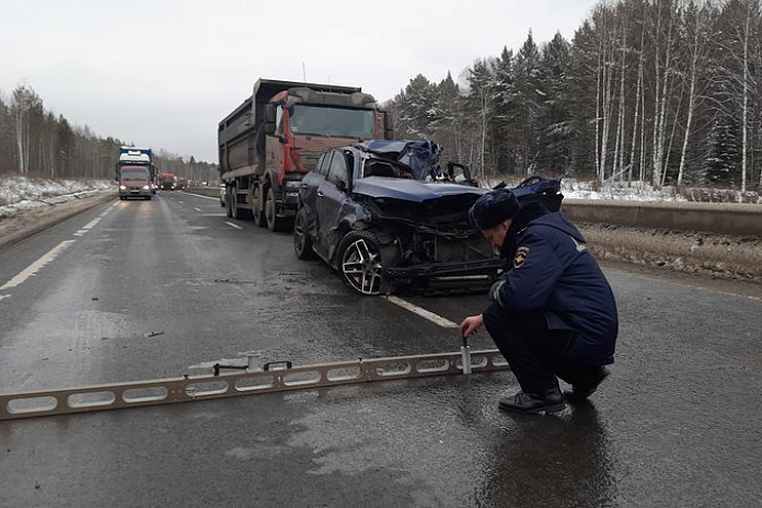 Беременная женщина и ее супруг пострадали в аварии на трассе Р-242 в Свердловской области