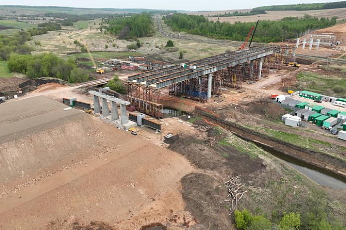 Больше 920 тонн пролета смонтировано при строительстве моста через Авлашку на обходе Нижнекамска и Набережных Челнов