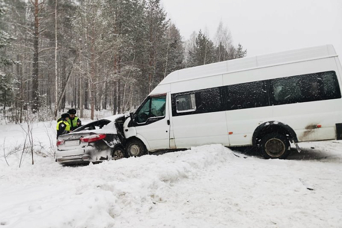 В ДТП с иномаркой и микроавтобусом в Свердловской области погибла женщина