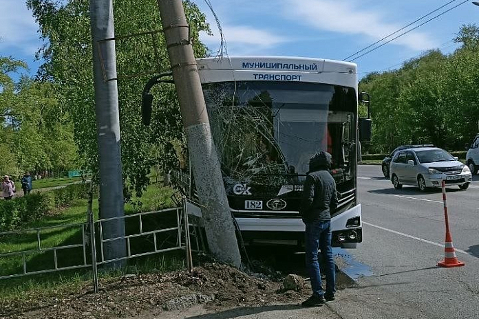 Трое обратились за медпомощью после ДТП с троллейбусом в Омске