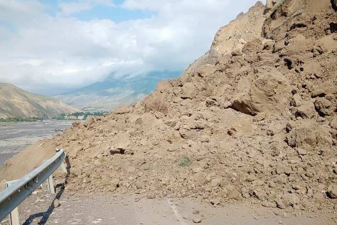 В Дагестане перекрыт участок дороги Магарамкент - Рутул из-за обвала верхового откоса