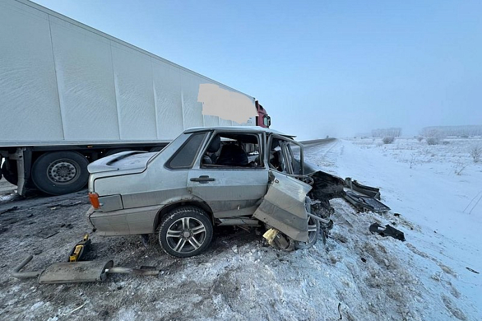 Водитель ВАЗа погиб в аварии с грузовиком на трассе Р-255 в Красноярском крае