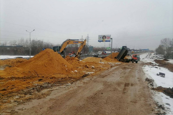 На строящемся съезде с Володарского шоссе на трассу А-105 в Подмосковье устраивают насыпь