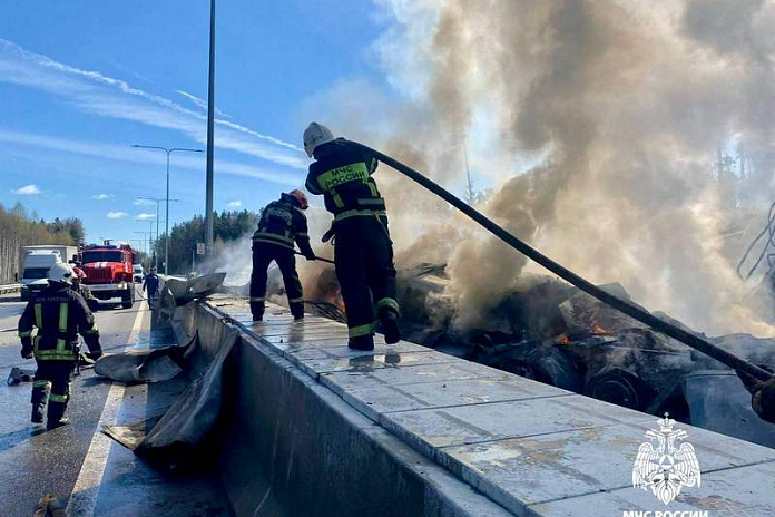 Частично восстановлено движение по трассе М-11 Нева в Тверской области в районе места ДТП