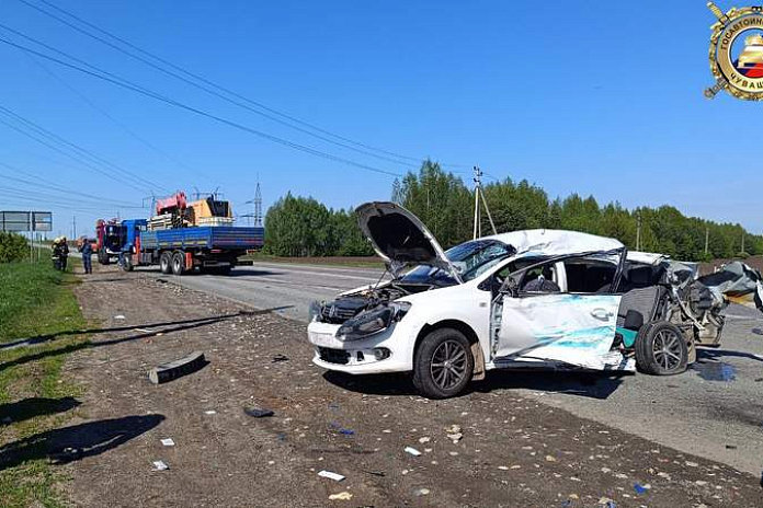 В утренней аварии с грузовиком в Чувашии погиб водитель иномарки