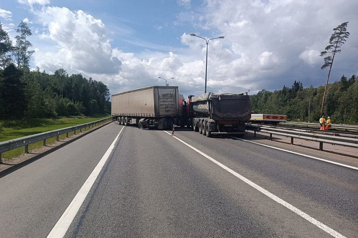 Участок на севере КАД Петербурга перекрыт из-за ДТП